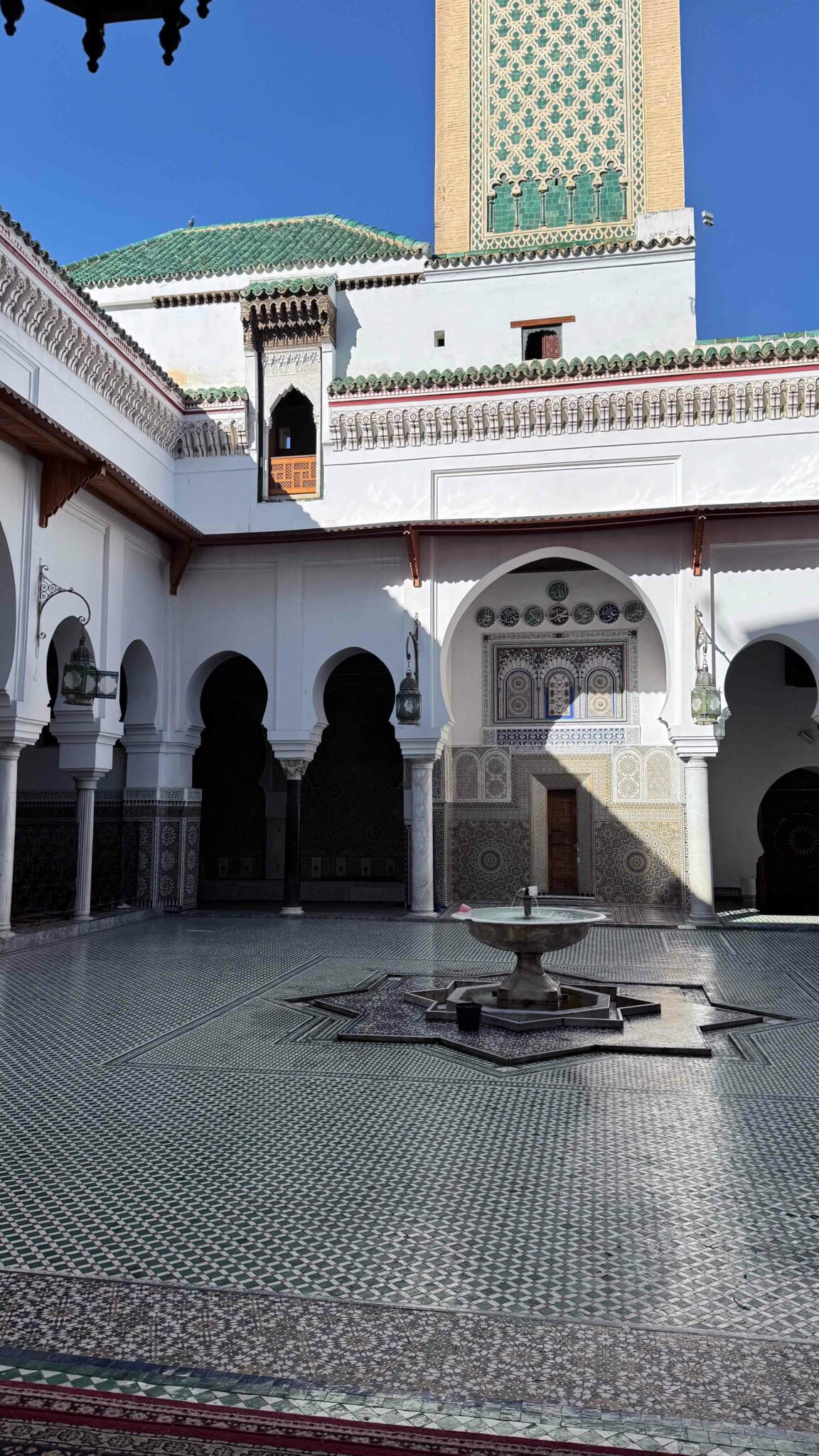 Le quartier Al-Qarawiyyin — Là où l'on ressent vraiment l'histoire de Fès.