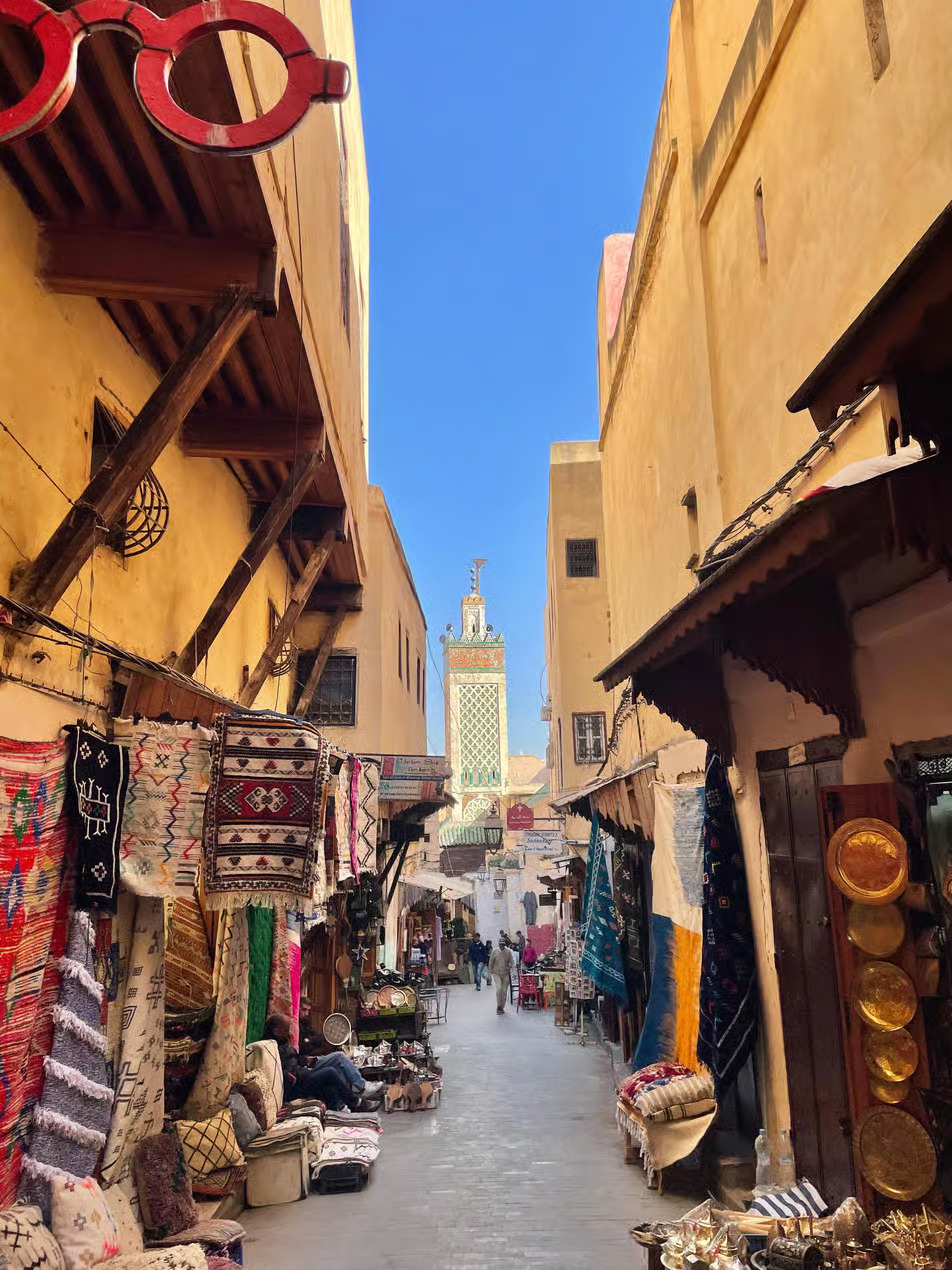Les souks locaux — Petites boutiques, ruelles colorées et la vie quotidienne de la médina.